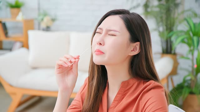 新冠新症狀會喉嚨劇痛刀子嗓、發燒？疾管署籲7症狀超危險快掛急診/medical/355194