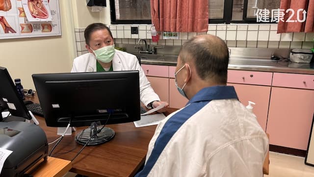 以為疫情過沒打疫苗 80歲翁咳嗽3天變新冠心肌炎！新冠特別門診、中醫清冠一號掃碼找診所/medical/355302