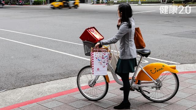不只開車！高齡騎腳踏車也危險 該看哪個紅綠燈專家正解/life/355502