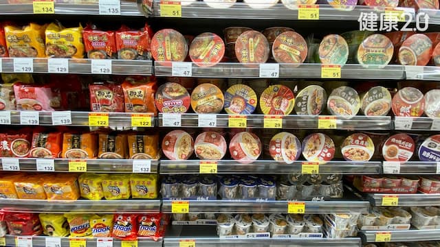泡麵過期還能吃嗎？日本大廠說可以 醫示警1現象不要吃