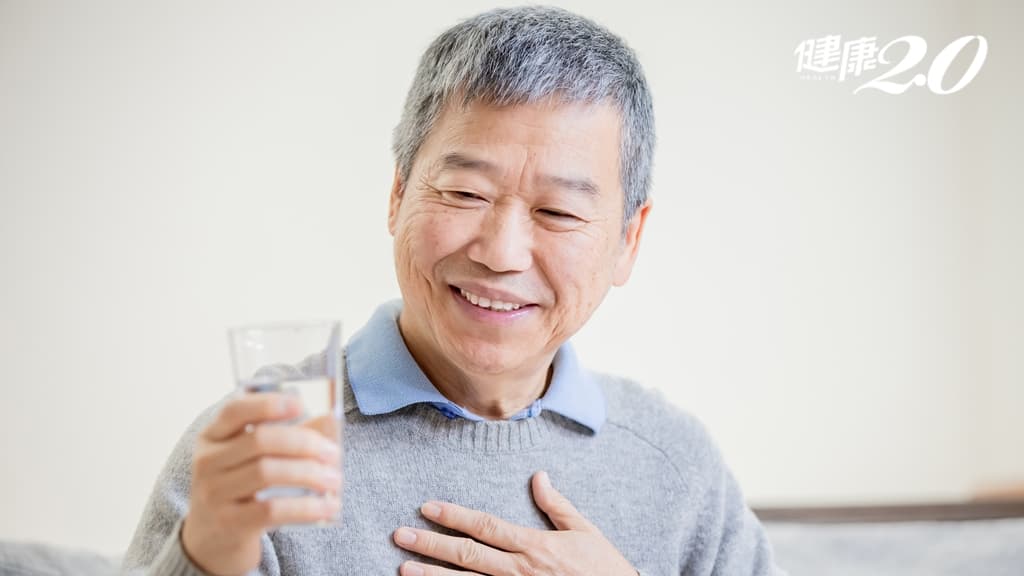 水是長壽的祕訣！中老年人這樣喝水才健康 1指標你可能缺水了