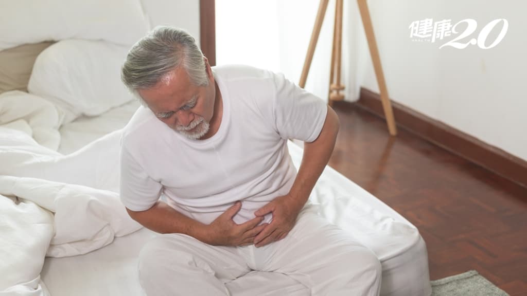 70歲老翁反覆肚子痛1年 吃藥也不好！檢查驚見大腸有巨大潰瘍性囊腫
