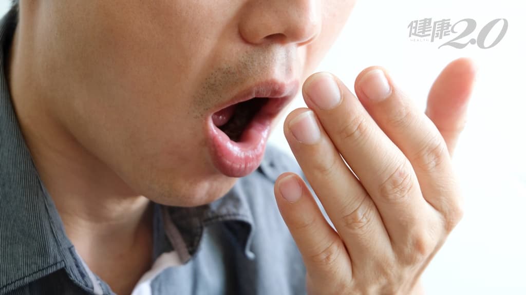男子反覆口臭還咳出「白米粒」？醫指出：這是「扁桃腺結石」在惹禍