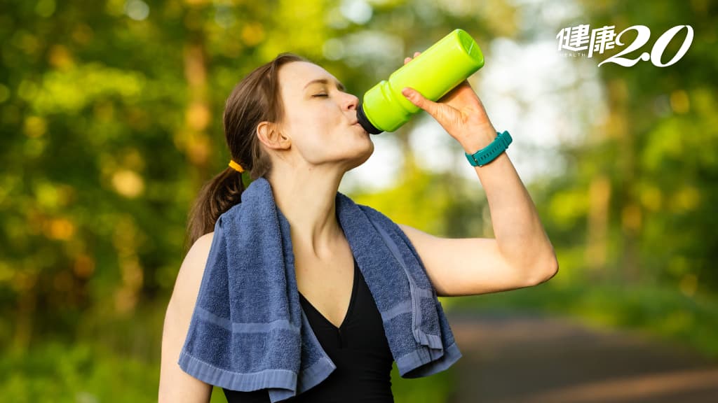 瘦身 運動 喝水 喝飲料 不透明瓶子