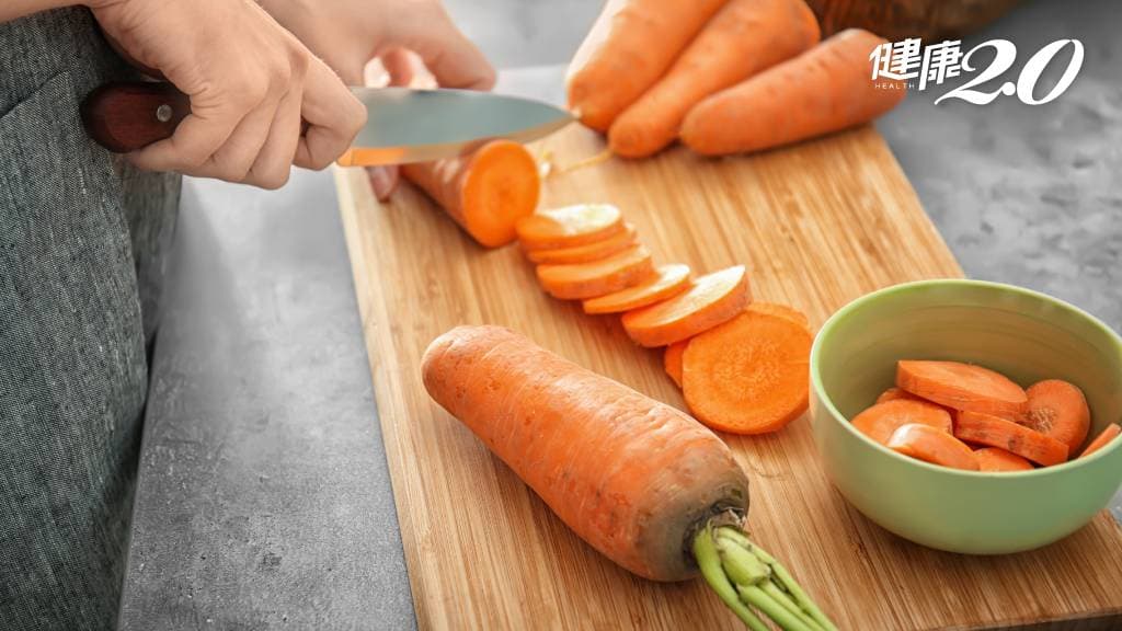 切紅蘿蔔 砧板 刀子
