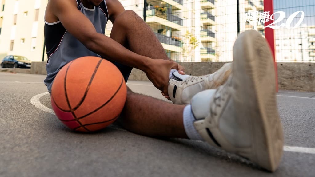 穿高筒籃球鞋能預防扭傷？醫指出腳踝固定太穩 反會增加關節負擔 注意5點更有效