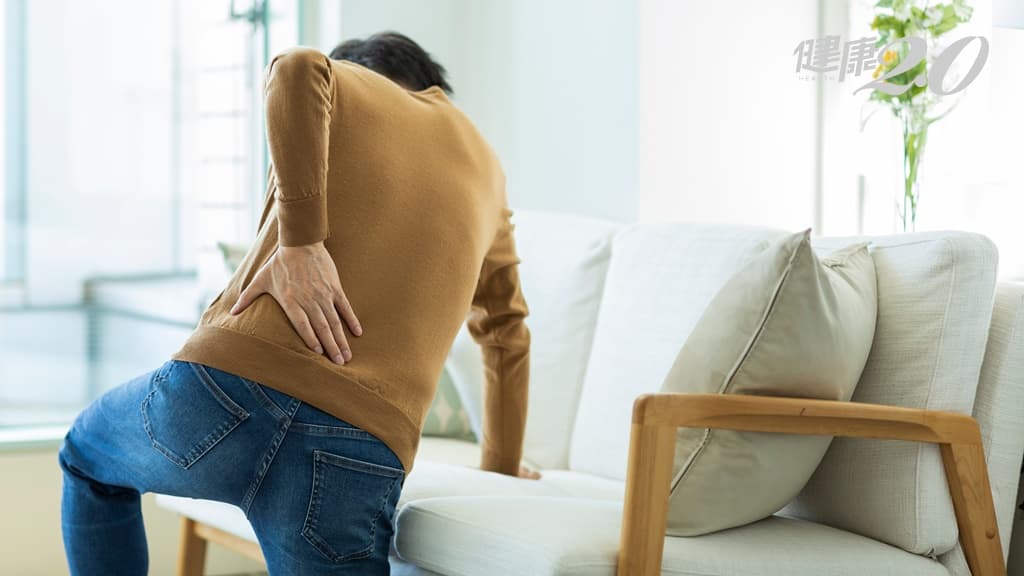 為什麼搬東西會腰酸背痛？醫師教你調整「1動作」避免受傷 減少腰關節退化