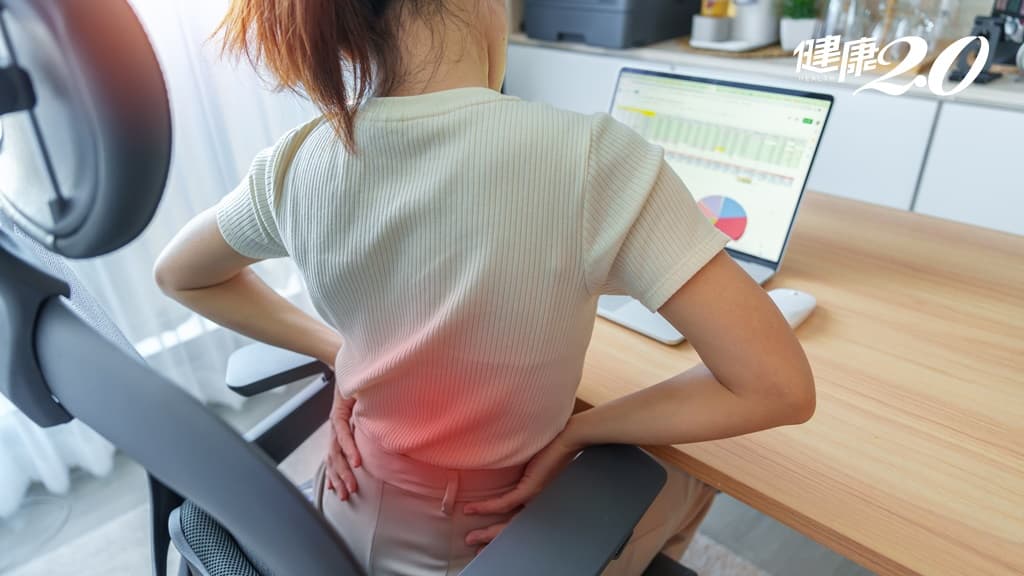 想擺脫腰背緊痛從「辦公環境」下手！中醫教3招形成良好坐姿 提高工作效率