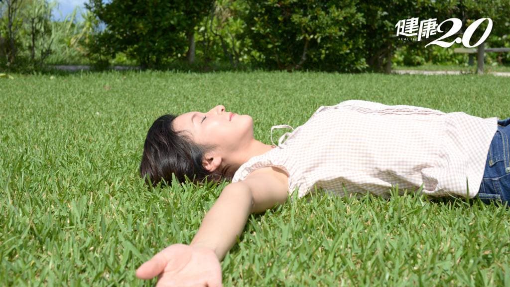 女生 躺在草坪上 草皮上 舒服