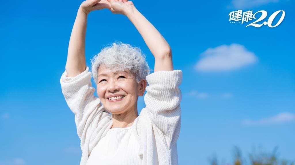 老年 婦女 運動 健康 開心 伸懶腰 手向上伸