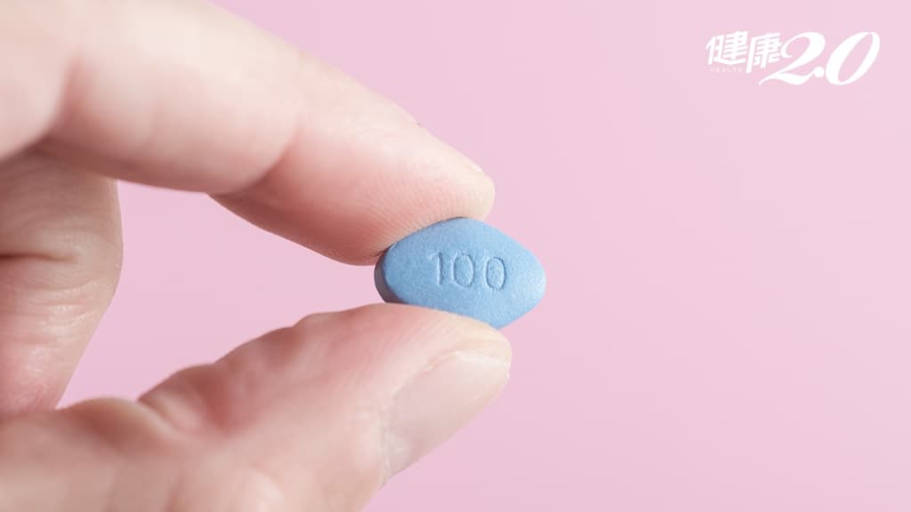 「藍色小藥丸」竟能降低44%阿茲海默風險？醫指出：女性使用這產品要注意