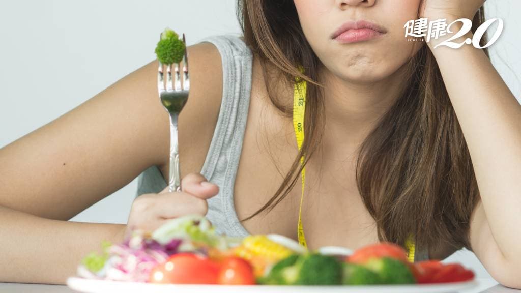 減重 蔬菜 減脂 燃脂 減肥 飲食 吃東西 叉子 沙拉