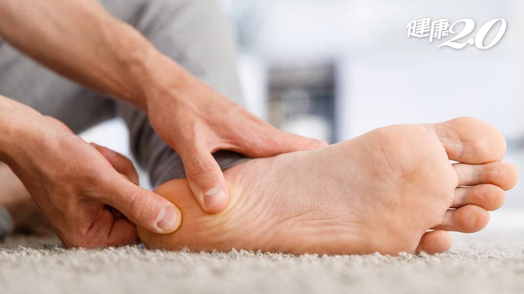 足底筋膜炎 腳底痛 腳底板痛 男性 地面 地毯